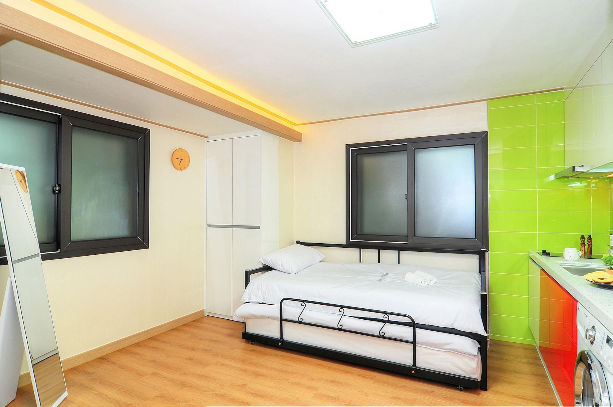 Hostel Kw Sinsa Seul Esterno foto